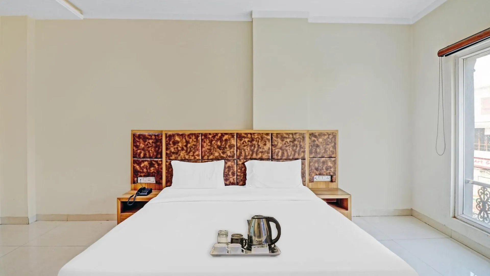 Townhouse Sulit Hotel Tajganj India