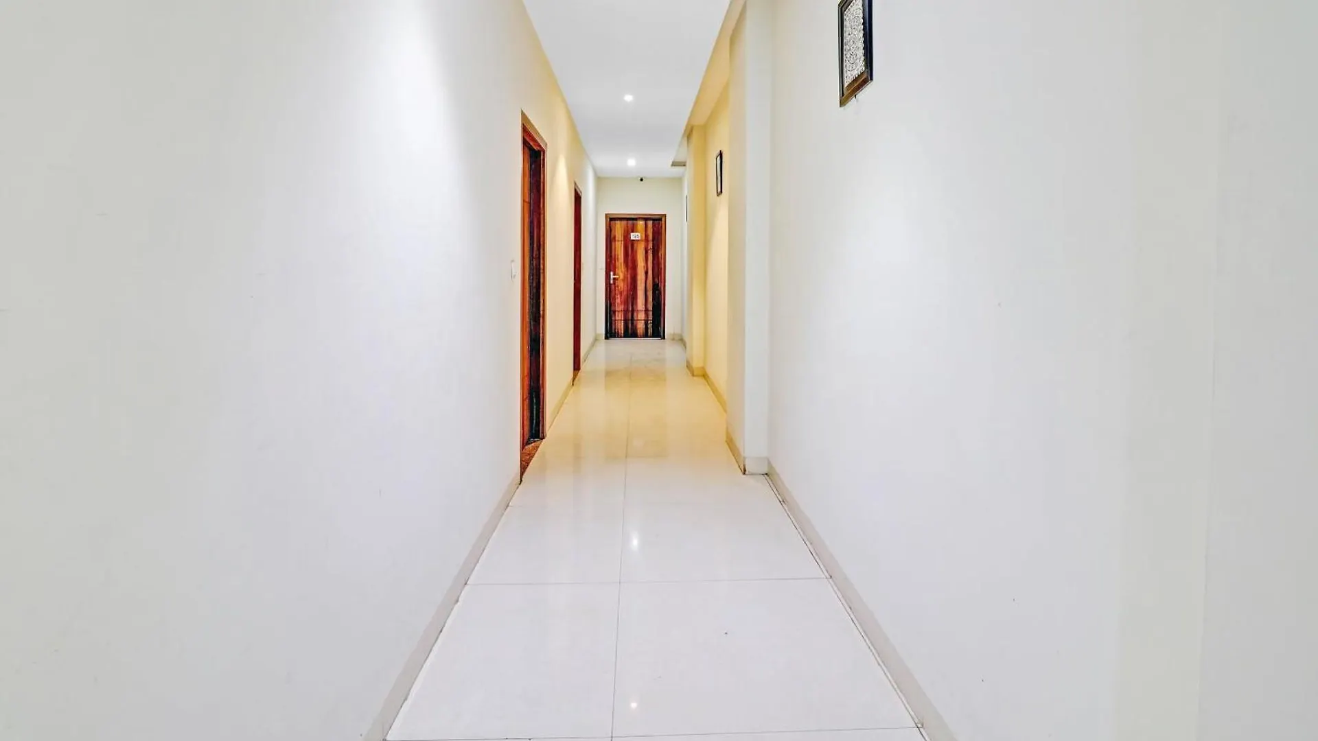 Townhouse Sulit Hotel Tajganj