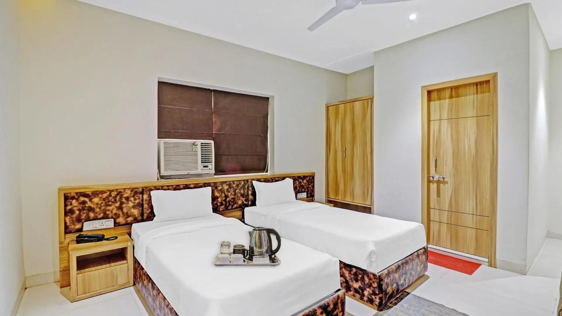 Townhouse Sulit Hotel Tajganj