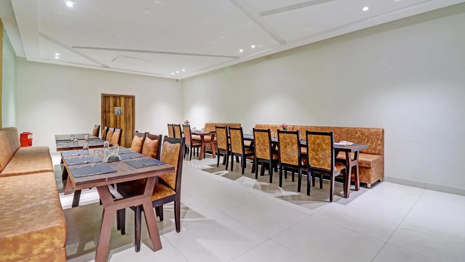 Townhouse Sulit Hotel Tajganj India