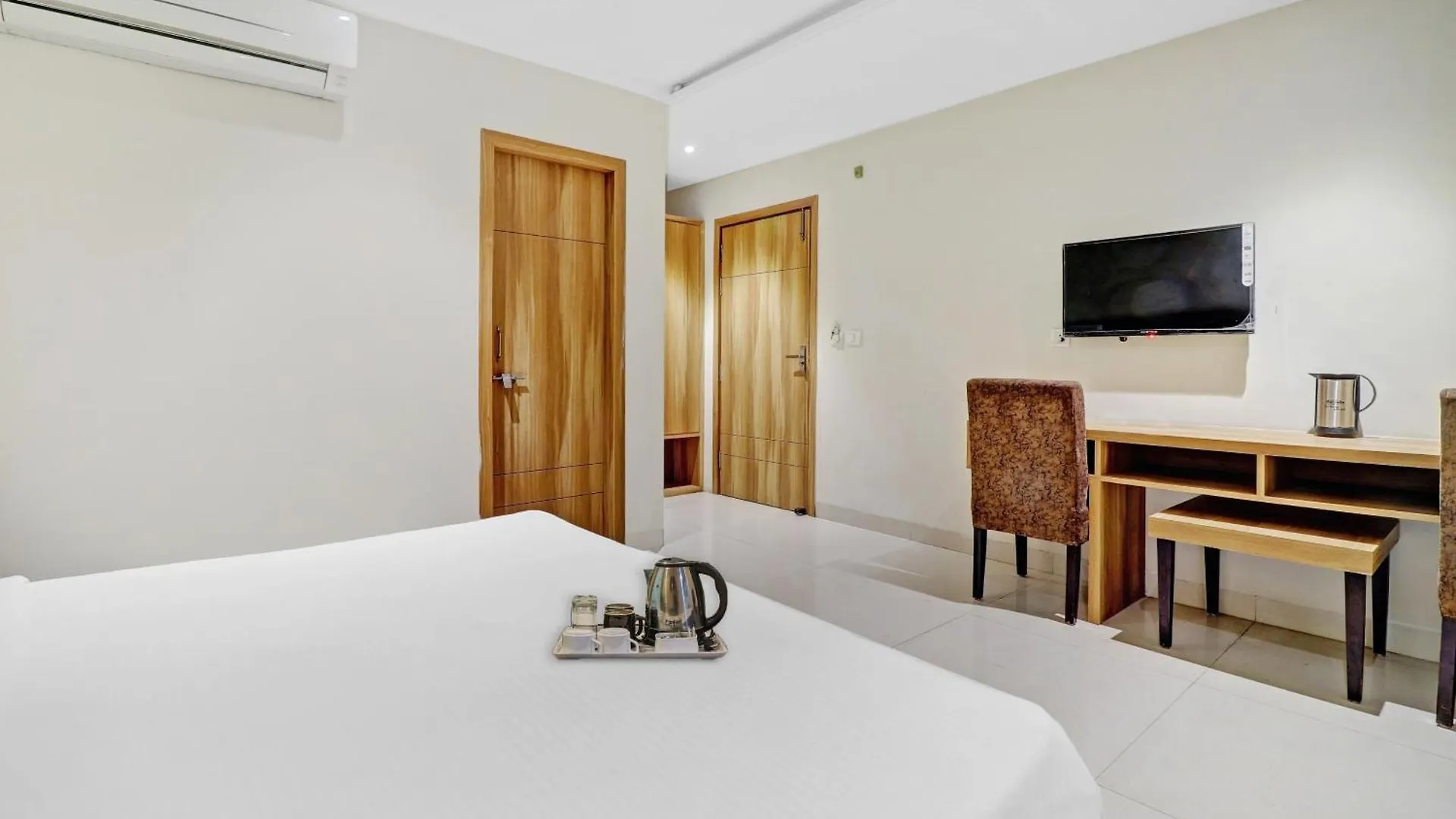 Townhouse Sulit Hotel Tajganj 3*,